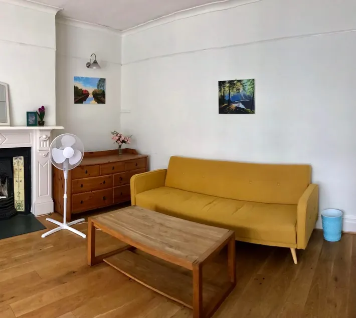Generous 3 Bedroom Flat - Image 1