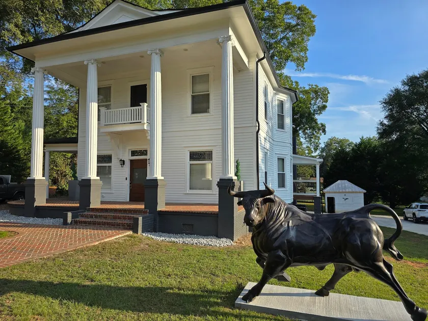 The Columns on Oak Street - Image 1