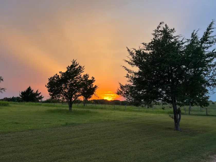 Bluebonnet Bend: Country Escape - Image 1