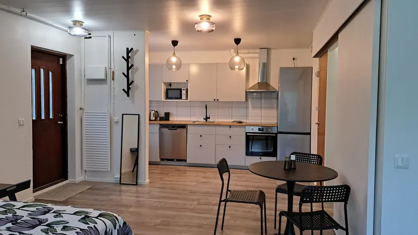 One bedroom in a detached house - Image 1