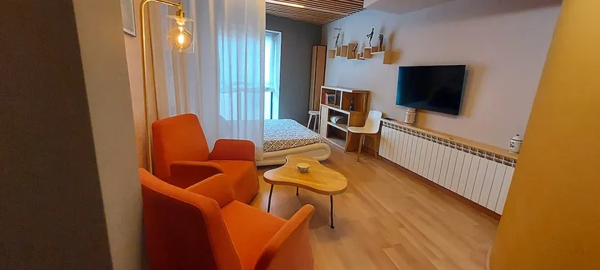Design studio with parking in city centre - Image 1