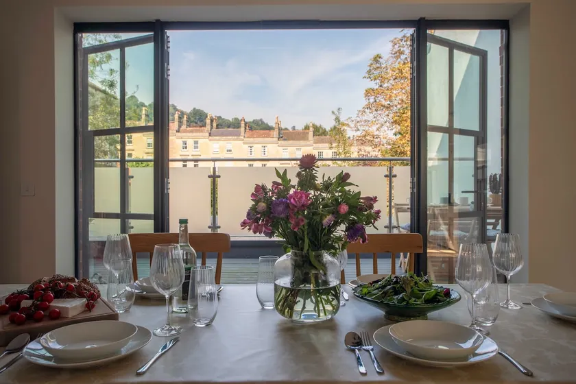 Bright open plan living - Bath - Free Parking - Image 1