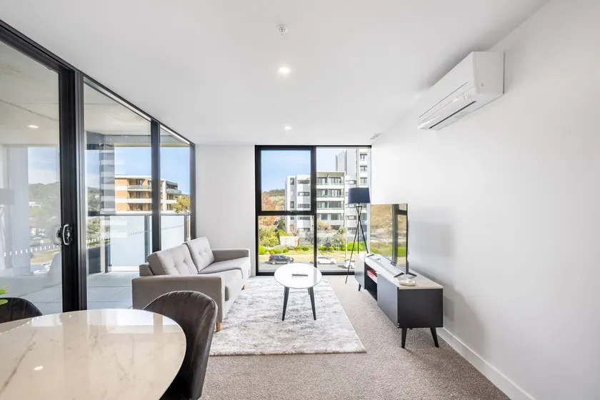 Modern 1BR Apartment | Pool, Gym & Westfield Walk - Image 1