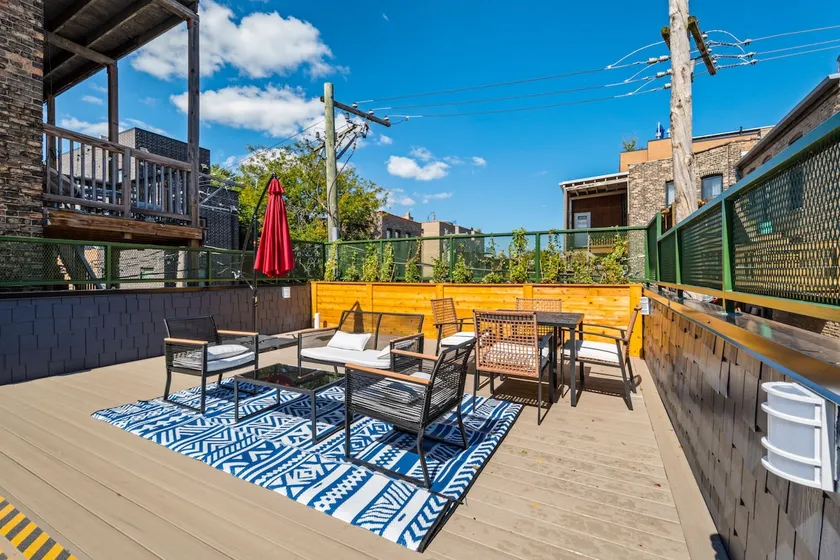 1 BR w/ Rooftop & Wrigley Views! - Image 1
