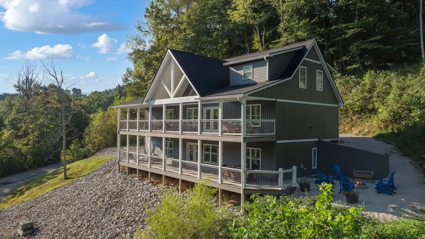 Lakefront • Sleeps 12 • Water Access & Fire Pit - Image 1