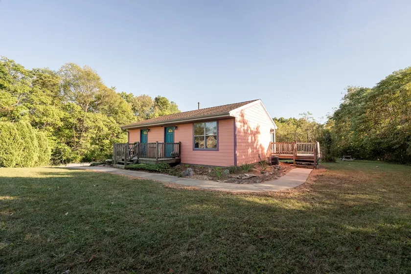 Ruby Ranch - Adorable Home on Large Green Space - Image 1