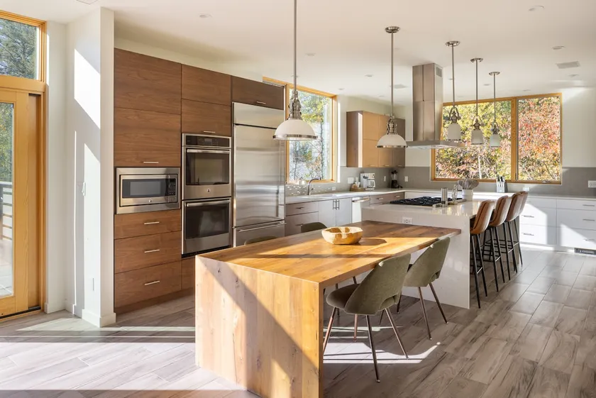 Luxury modern retreat - Image 1