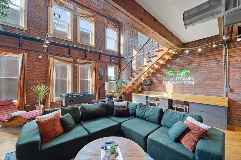 The Loft: Two Level Designer Apt - Image 1