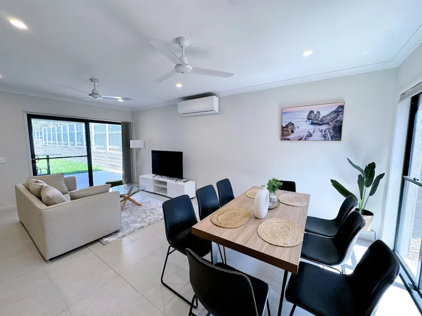 Theme Park Retreat Coomera 5 Beds Villa - Image 1