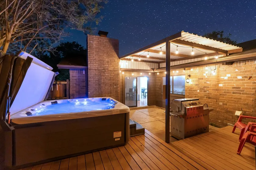 3 bed home with Luxury Hot Tub - Image 1