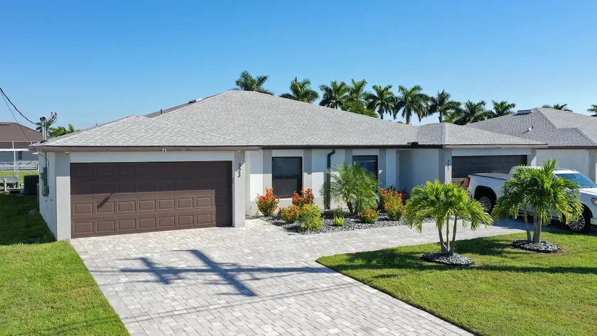 Waterfront Pool & Spa: Relaxing Cape Coral Retreat - Image 1