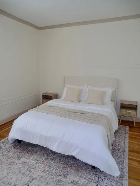 2BR unit – Near 7, M, R, E and F train + Buses - Image 1