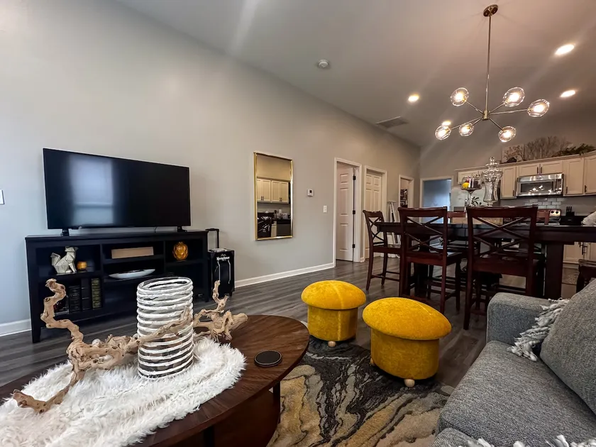 Blue House - Cozy 3 Bedroom, King Bed, Rotary Park - Image 1