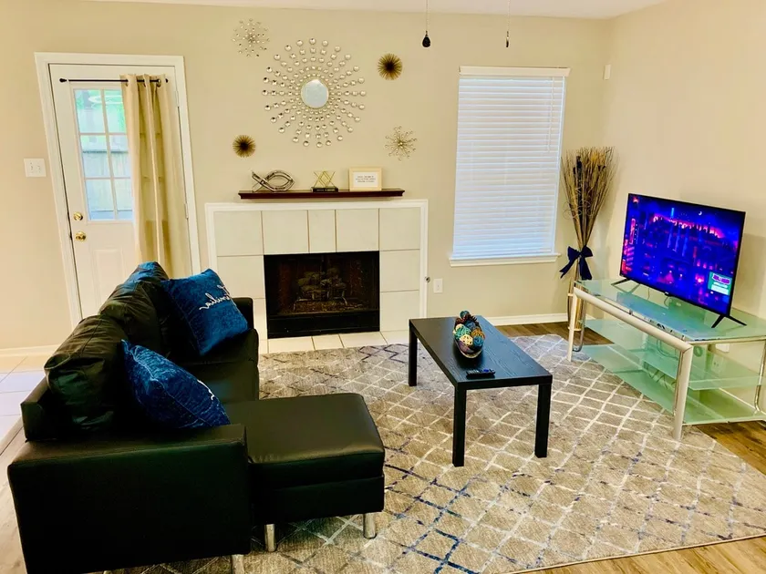 House 3-Bed 2,5-Bath FREE Parking - Image 1