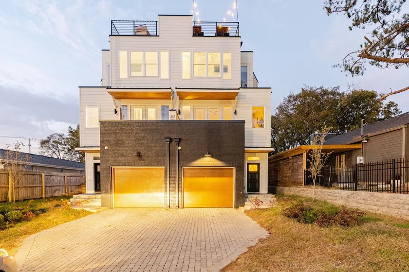 Rooftop Retreat & Skyline Views - Image 1