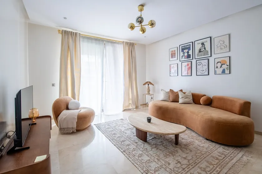 Luxury Eagle Hills Apartment - Best location - Image 1