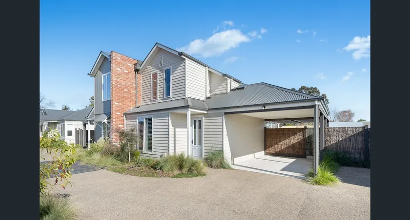 Sunny 2BR Townhouse, Mansfield High Street - Image 1