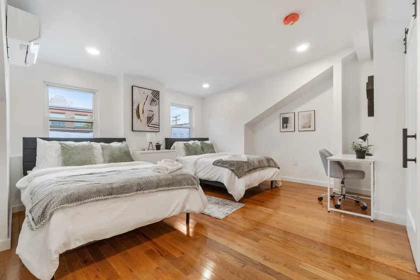 3BR/2.5BA Duplex | Close to Stadium and Downtown - Image 1