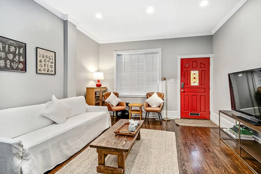 Elegant & Stylish Townhome! 2 Car Parking +Balcony - Image 1