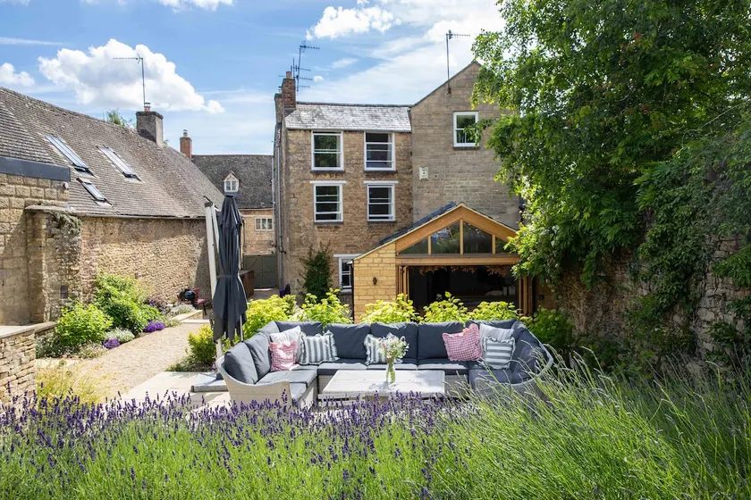 Cotswold House | Garden | Sleeps 12 | Walk to Pubs - Image 1