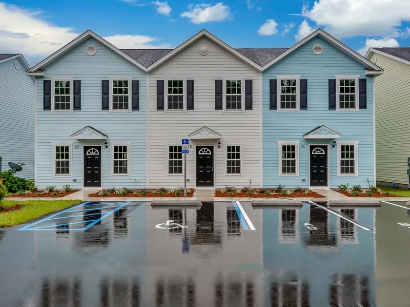 Centrally Located Charming 3 Bed 2.5 Bath Townhome - Image 1