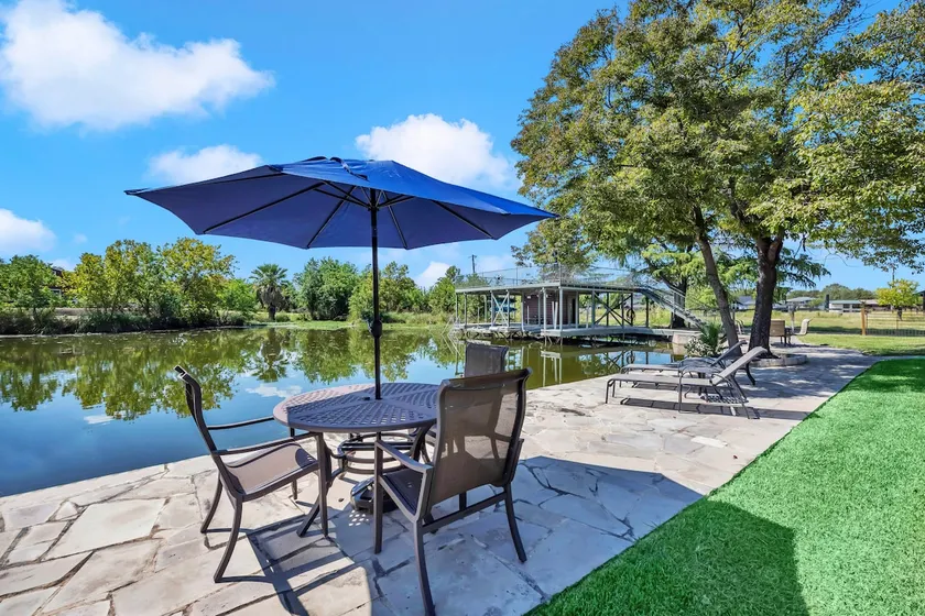 Lake Escape Awaits, Book Your Waterfront Getaway! - Image 1