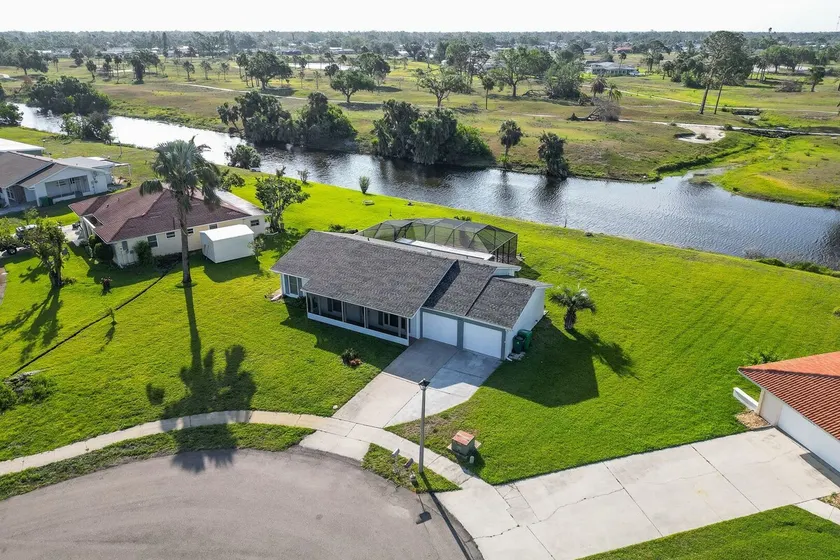 Charming 3-bedroom canal house with private pool - Image 1