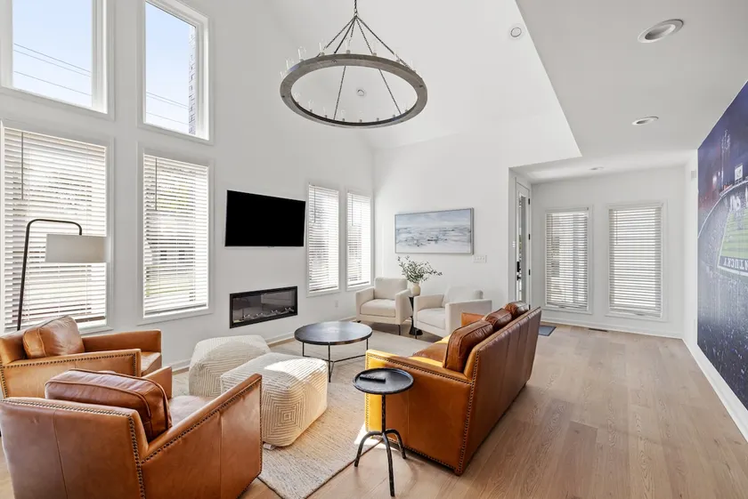 Modern Retreat nr Kroger Field, Hot Tub, Fire Pit - Image 1