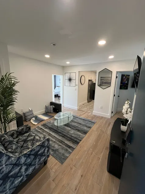 Modern 3BR Near NYC & Airport - Image 1