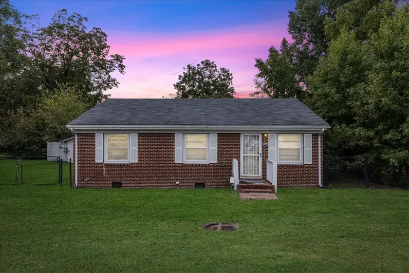 Charming Centrally Located Home: Up to 6 Guests - Image 1