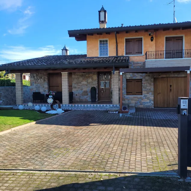 Comfortable and spacious villa - Image 1