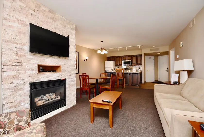 Jacuzzi Suite with King bed, full kitchen - Image 1