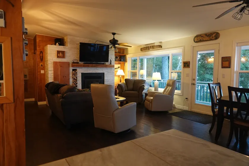 Wooden Yokes Lakefront Cottage - Image 1