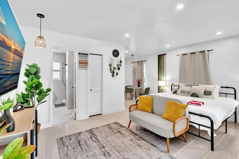 Chic New Studio in Hollywood - Image 1