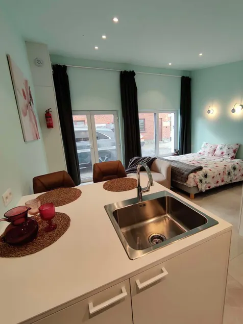 Tiny studio in quiet area - Image 1
