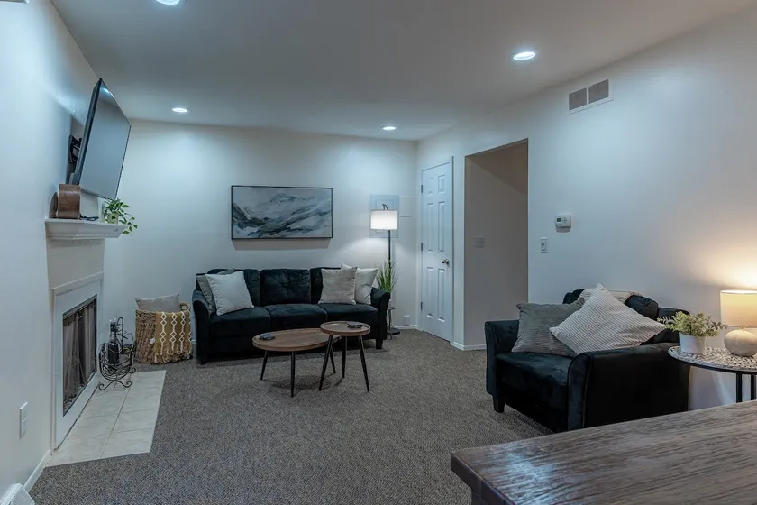 Charming 2BR Townhouse in Fenton, MI - Image 1
