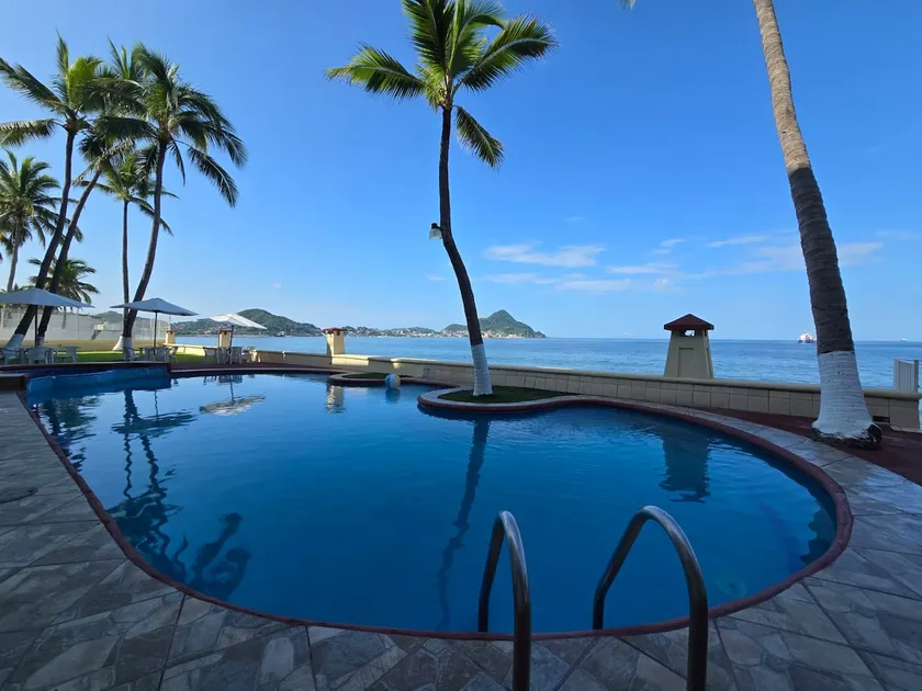 Beautiful oceanfront apartment - Image 1