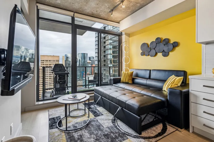 Stylish Prime DT Condo|Mins from 17th! |Pool|BBQ - Image 1