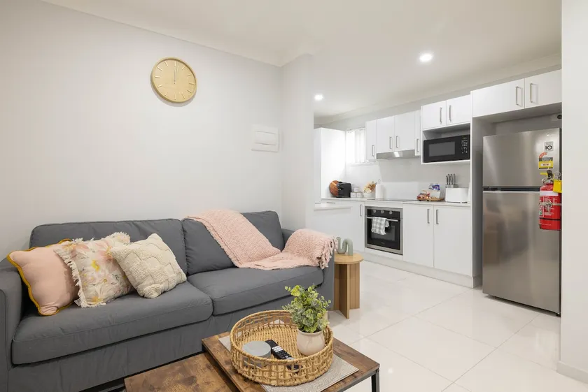 Comfortable Rocklea 1BR | Parking & AC | 316F1 - Image 1