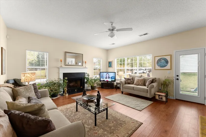 Large Stonecrest Home + Office- Sleeps 8 - Image 1