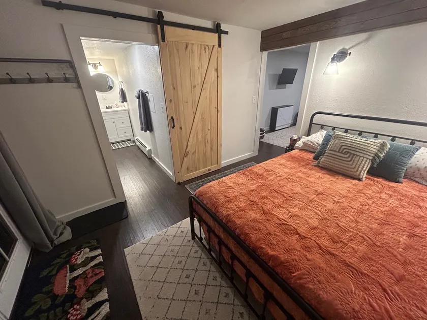 5 star *Cozy, Clean, and Bright! Private WalkOut* - Image 1