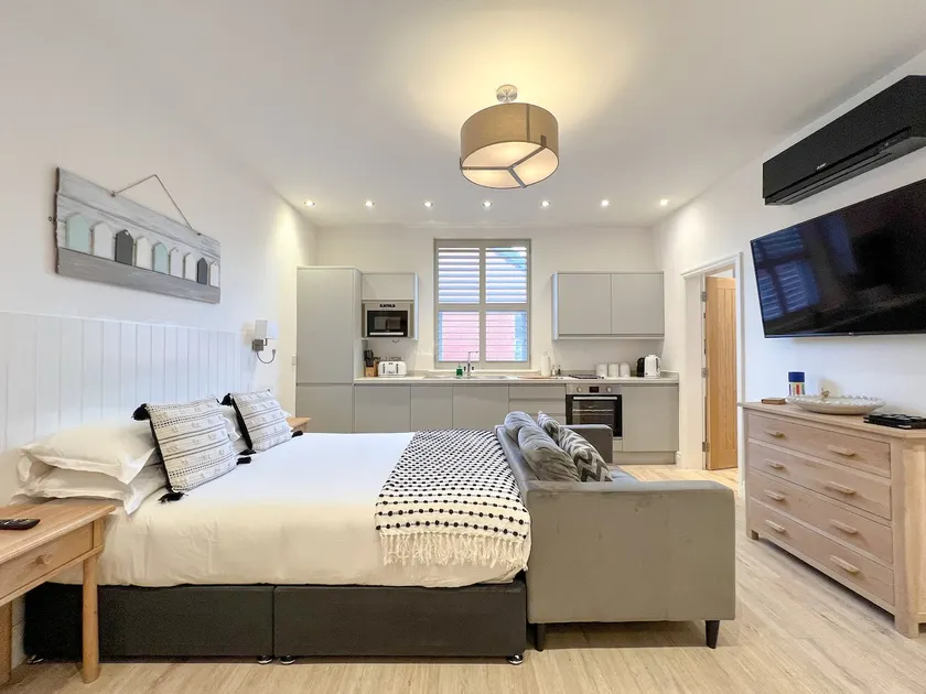 The Hideaway - Perfect couples retreat with Free parking on driveway - Image 1