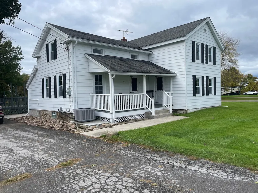 Cozy 1890s Farmhouse - Image 1