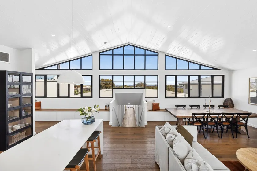 Saltaire Luxurious Beach House with Breath-taking Views - Image 1