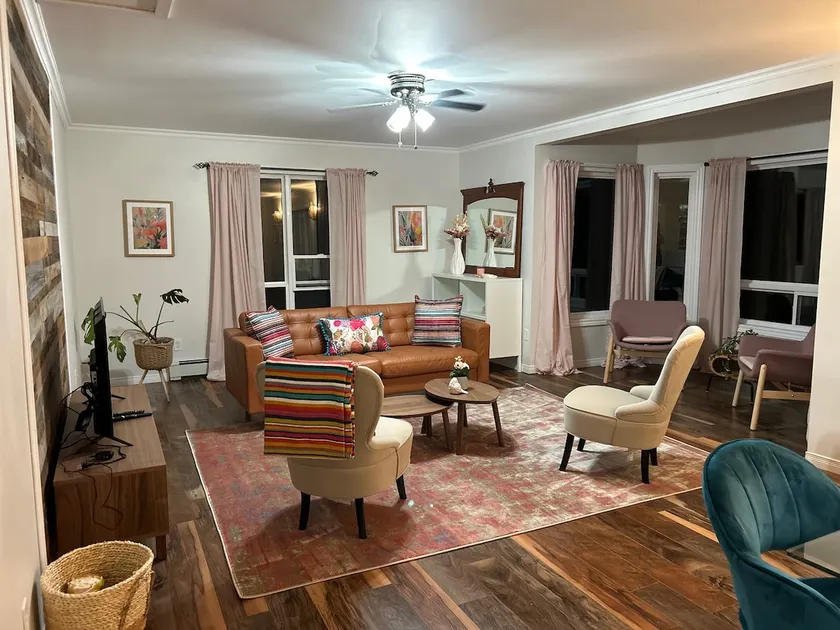 Smiley's Point Cottage - Image 1