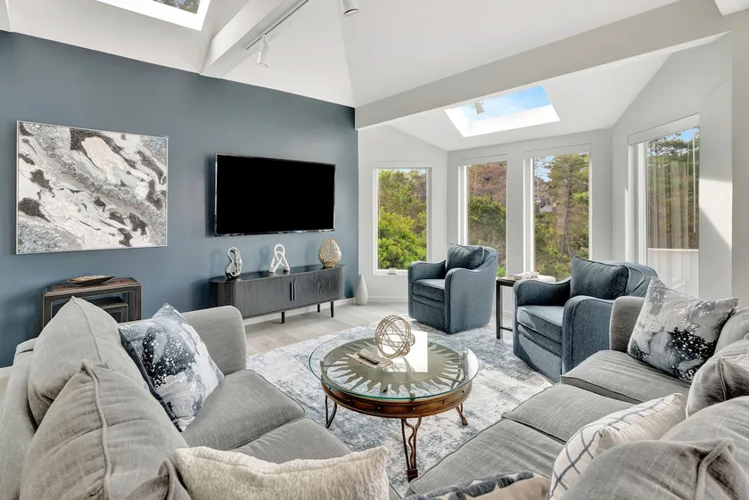 Modern Sunlit Coastal Retreat - Image 1
