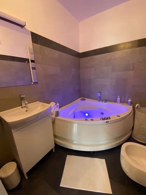 Apartment with hot tub - Image 1