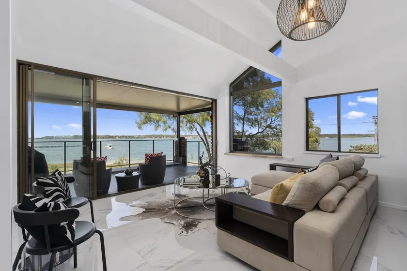 Bribie Island Waterfront Luxury Apartment - Image 1