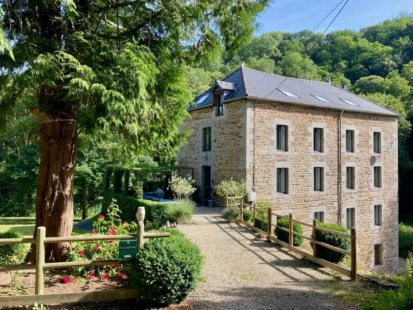 Geräumige Luxus-Wassermühle in der Nähe des Mont St. Michel, bewaldet am Bach, kinderfreundlich - Image 1
