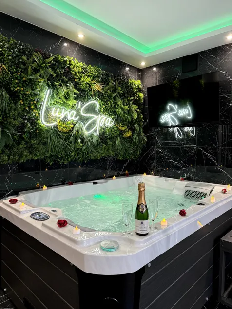 Love Room: Luna'Spa (8pm to 11am) - Image 1
